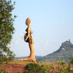 Déesse terre : sculpture en terre, paille, bamboo. 2008