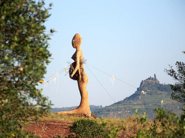 Déesse terre : sculpture en terre, paille, bamboo. 2008