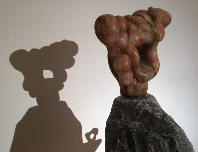 Circonvolution, sculpture en onyx, réalisé par xavier Loire, sculpteur sur pierre en 2014