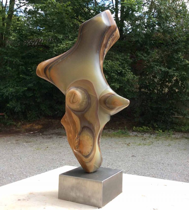 La danse de l'ours : Sculpture en onyx, réalisé par Xavier Loire, sculptuer en 2014