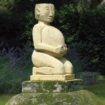 Pater mère, sculpture en calcaire, collection publique
