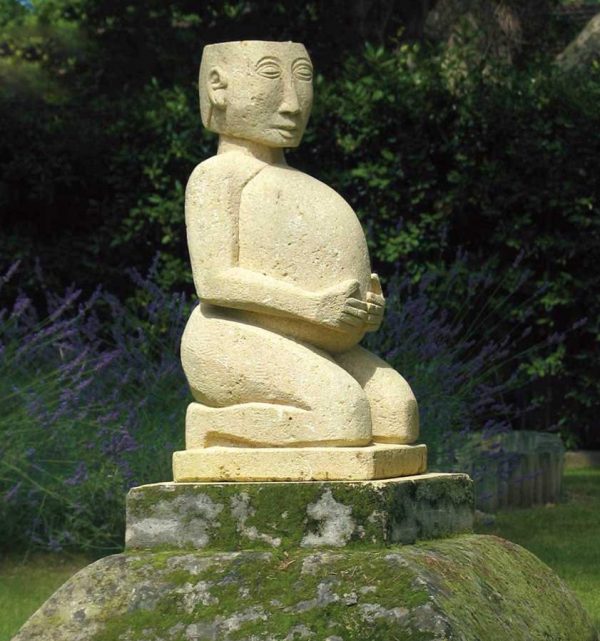 Pater mère, sculpture en calcaire, collection publique