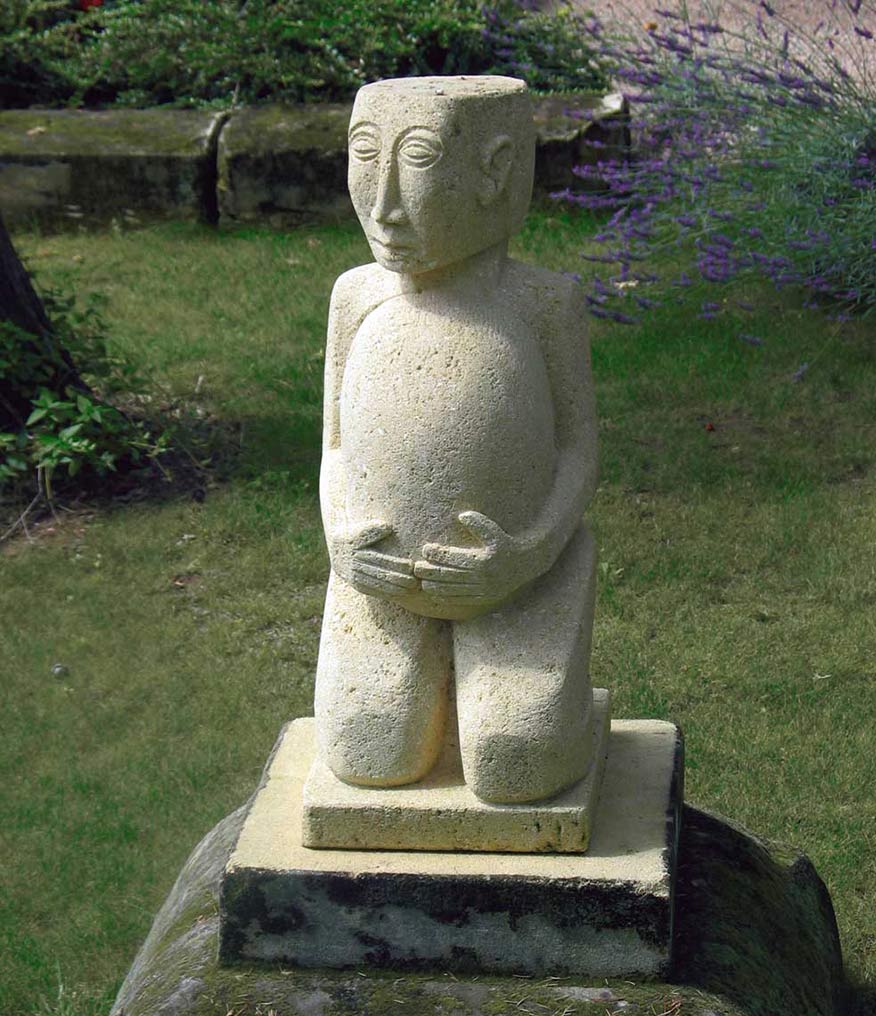 Pater mère, sculpture en calcaire d'en face, réalisé en 2006 par Xavier Loire, collection publique